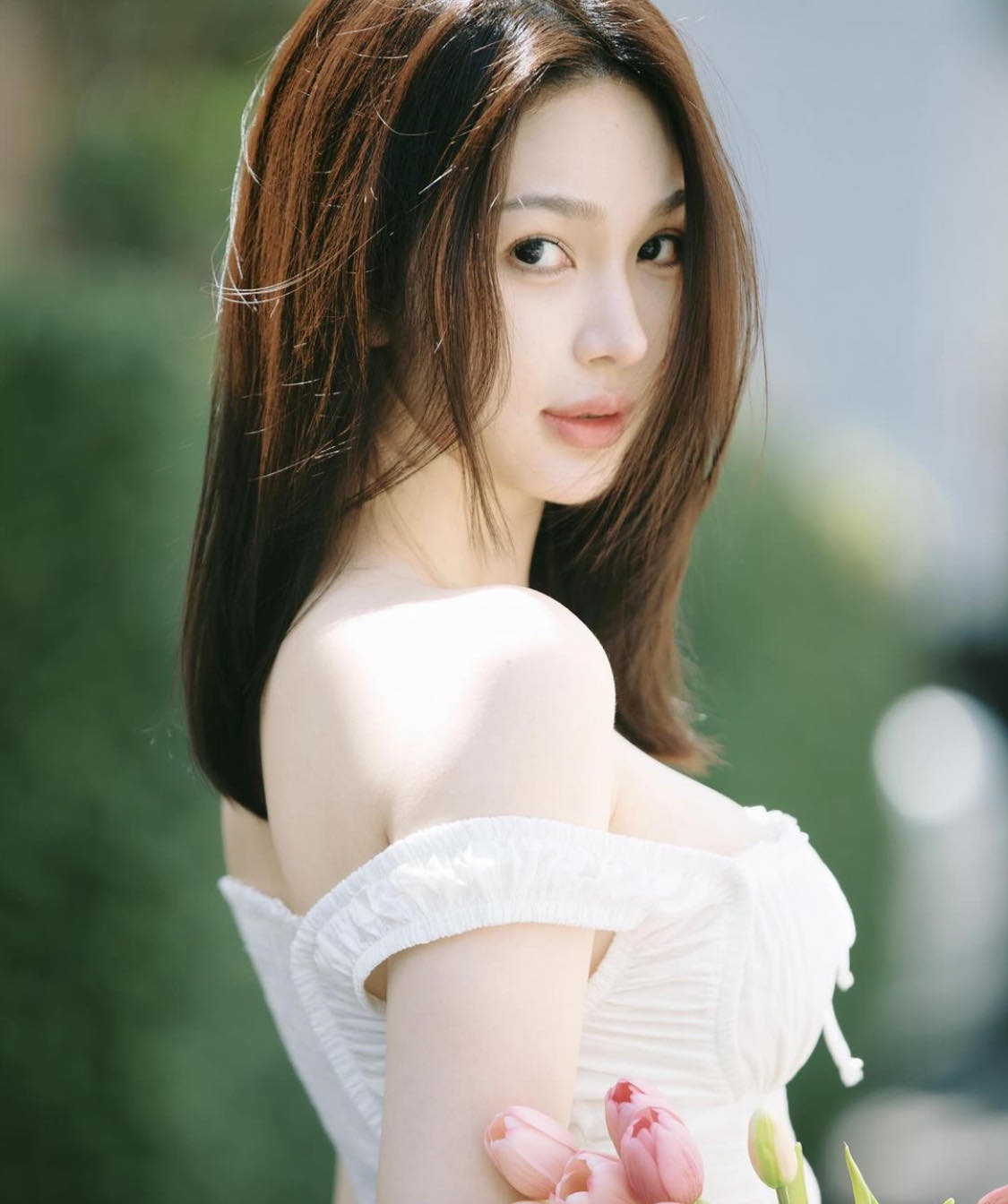 Hot mom Trung Quốc mặc váy trễ cổ xinh như nàng thơ - 2