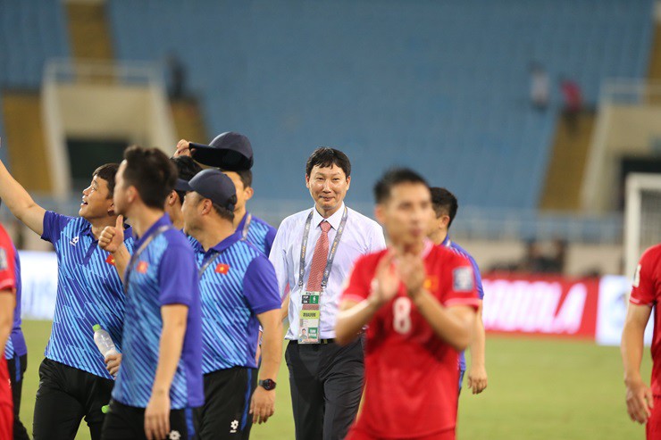 Chiến lược gia người Hàn Quốc mỉm cười sau trận ra mắt ĐT Việt Nam đầy cảm xúc. "Những chiến binh sao Vàng" ngược dòng thắng Philippines 3-2 để nuôi hy vọng lọt vào&nbsp;vòng loại thứ ba World Cup 2026 khu vực châu Á