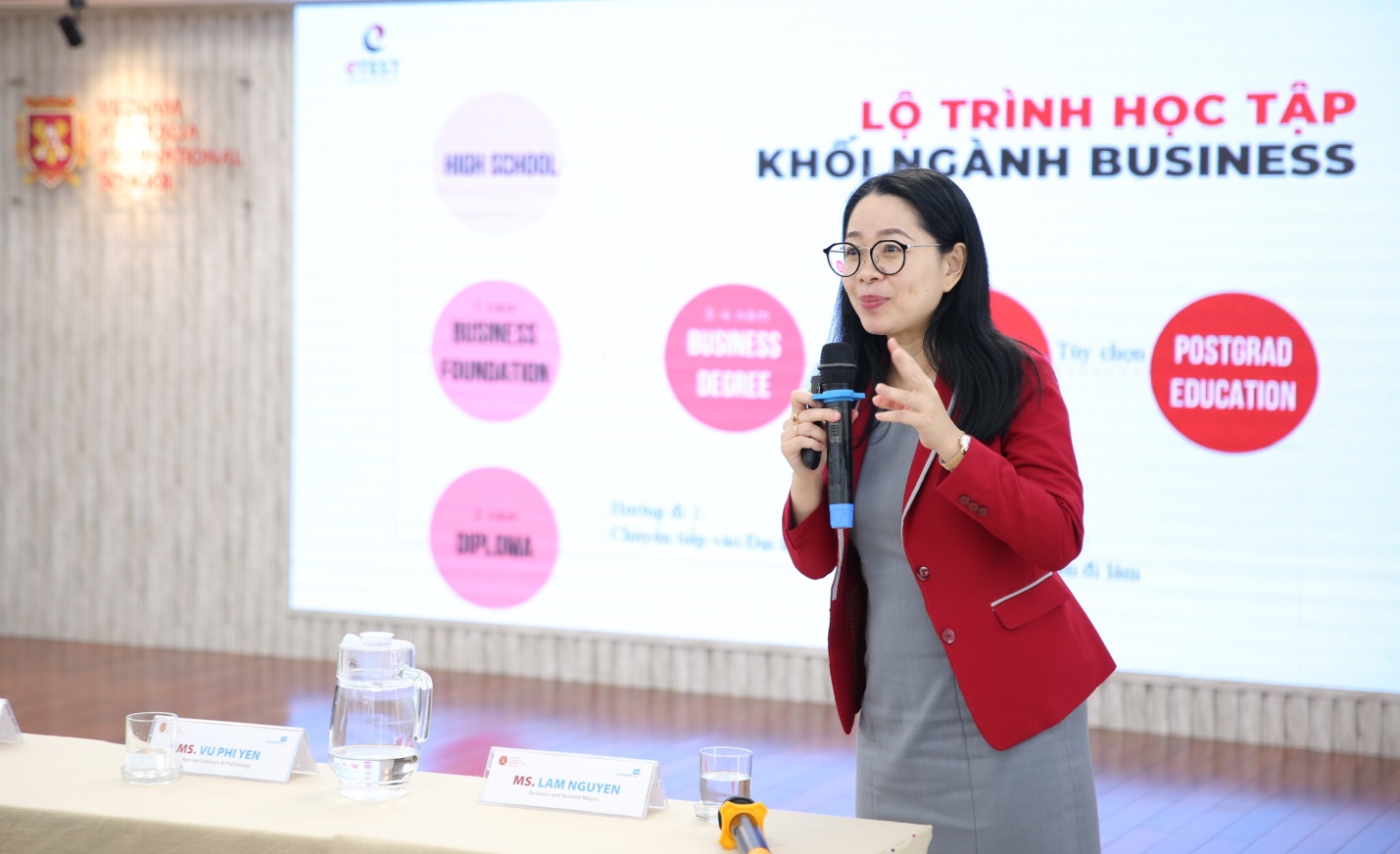 Diễn giả Hoàng Lam tại hội thảo VAS Career Talk.