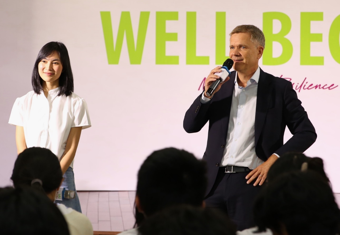 Ông Gilles Mahe và Helly Tống chia sẻ cùng học sinh trường Quốc tế Việt Úc (VAS).