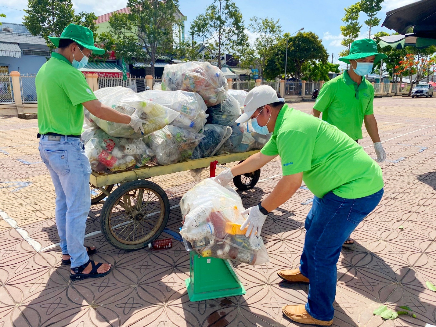 Người nông dân tích cực hưởng ứng chương trình “Môi trường sạch – Cuộc sống xanh” 2024