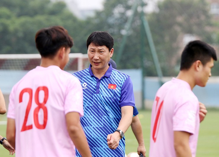 HLV Kim Sang Sik cùng học trò ra sân tập trưa 7/6.