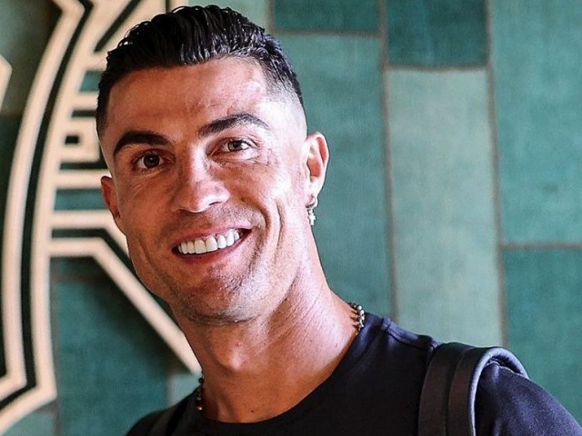 Thời trang hội quân của Ronaldo và dàn sao