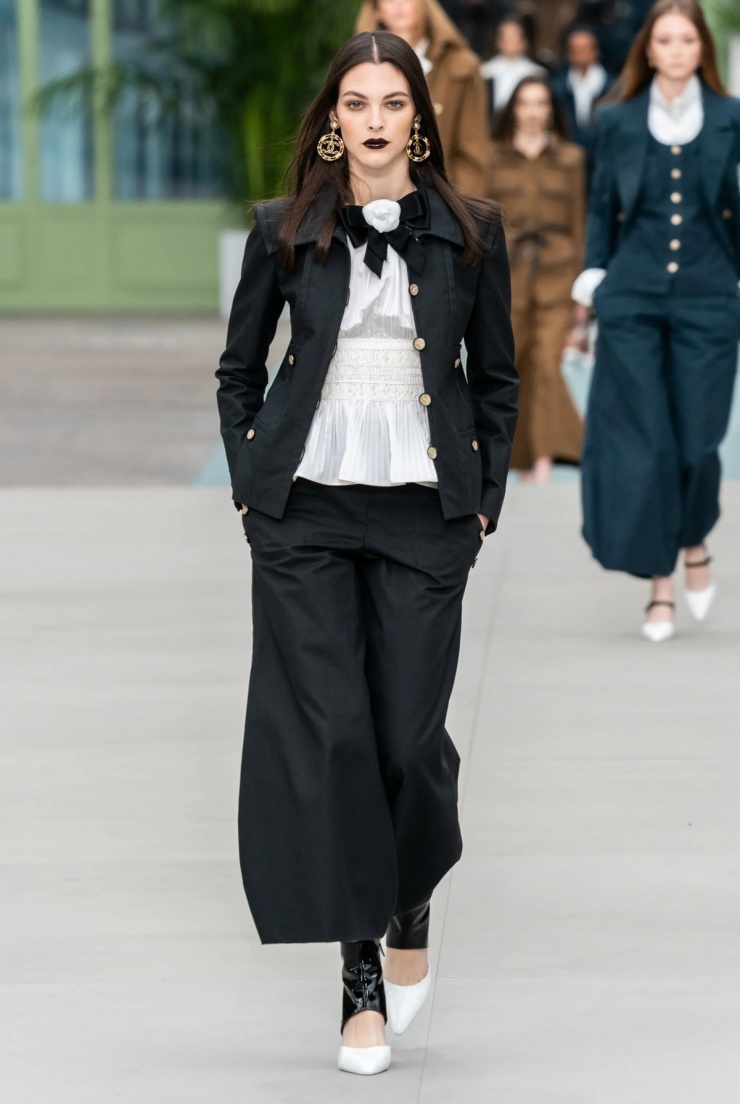 Áo peplum đính cài áo hoa trà, kết hợp áo khoác và quần ống rộng trong show Resort 2020 - show đầu tiên đánh dấu Virginie Viard thay Karl Lagerfeld dẫn dắt Chanel.