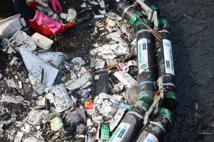 Sáng 19/5, tại một con rạch trên đường Tô Ngọc Vân, TP Thủ Đức, nhóm bạn trẻ của câu lạc bộ Sài Gòn Xanh tiến hành lắp phao ngăn rác. Hệ thống phao chắn không ảnh hưởng dòng chảy, có tác dụng giữ rác tại một điểm, thuận tiện cho việc dọn dẹp.