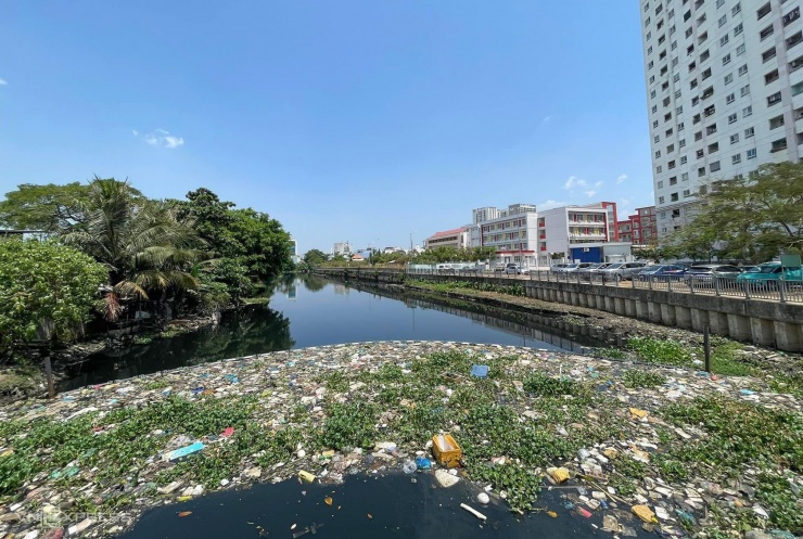 Phao chắn rác có quy mô lớn nhất từ trươc giờ của nhóm, đặt tại rạch Lăng, quận Bình Thạnh. Công trình thực hiện hai tháng trước, dài gần 45 m với kinh phí khoảng 30 triệu đồng. Ảnh: Sài Gòn Xanh