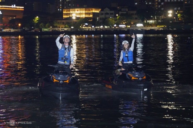 Tối 7/6, các vận động viên môtô nước (jetski) và ván đứng nước phản lực (flyboard) có mặt trên sông Hàn để tổng duyệt cho đêm khai mạc Lễ hội pháo hoa quốc tế Đà Nẵng DIFF 2024.