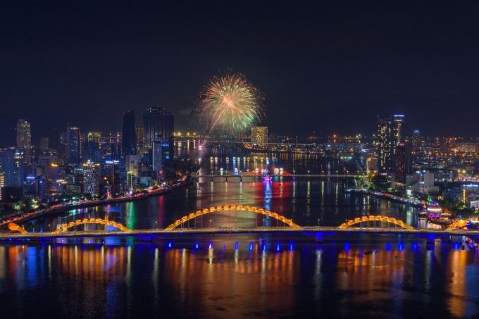 Màn trình diễn của lễ hội pháo hoa 2023 nhìn từ phía cầu Trần Thị Lý. Ảnh: BTC DIFF