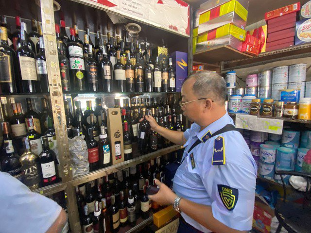 Cục Quản lý thị trường TP HCM kiểm tra cửa hàng kinh doanh rượu không rõ nguồn gốc xuất xứ