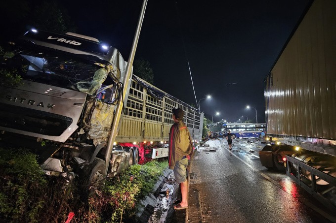 Ôtô bị hất văng nằm bên vệ đường sau tai nạn. Ảnh: Ngọc Hiếu