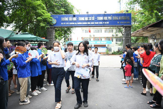 Nhiều thí sinh được bố mẹ đưa đón trong kì thi được đánh giá có mức độ cạnh tranh cao. Ảnh: Như Ý