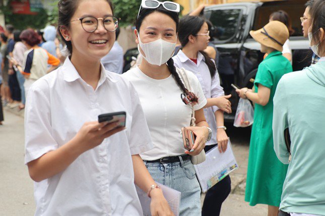 Mẹ và con gái cùng đồng hành trong kì thi. Ảnh: Trọng Tài