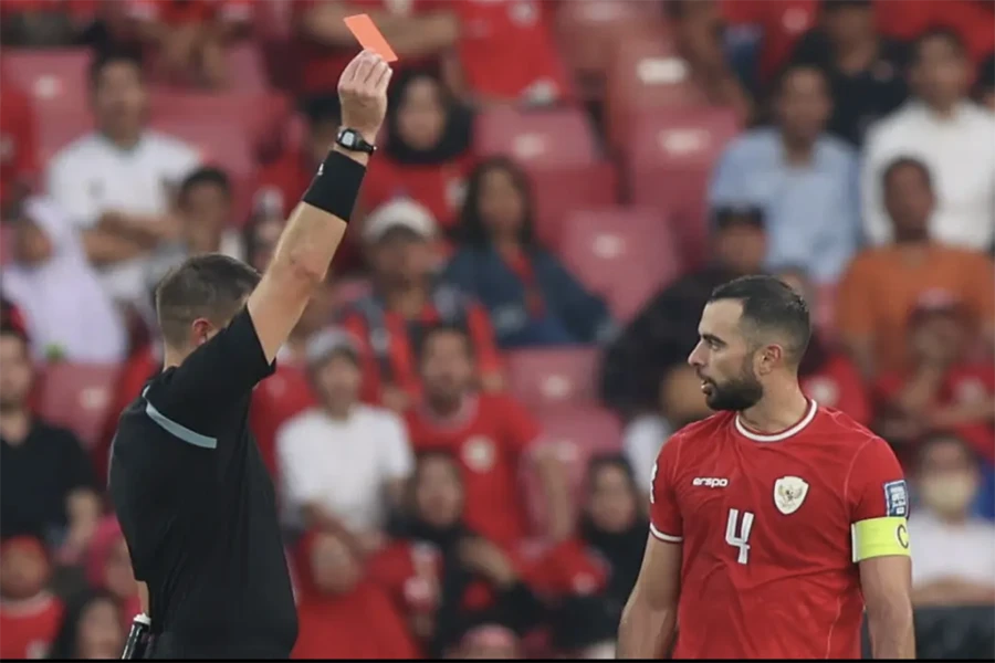 Jordi Amat của Indonesia nhận thẻ đỏ trong trận thua Iraq 0-2 ngay trên sân nhà Bung Karno và vắng mặt trong trận quyết định với Phillippines. ẢNH: BOLA