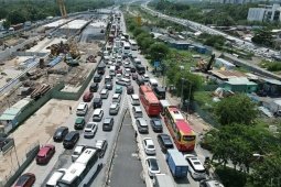 Tin tức trong ngày - Cao tốc TP HCM - Long Thành ùn tắc 10 km do xe container chết máy