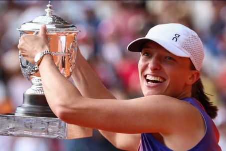 Swiatek vô địch Roland Garros 3 lần liên tiếp, xứng danh "Nữ hoàng sân đất nện"