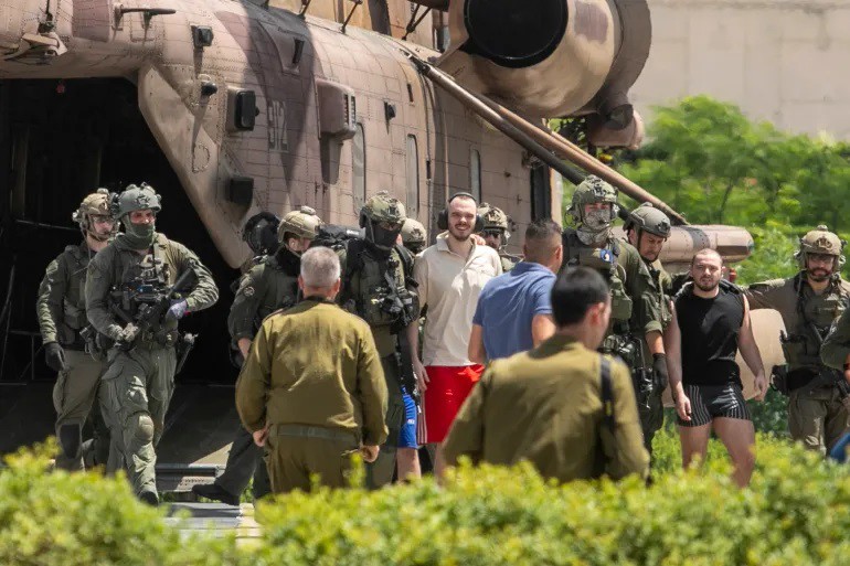 Andrey Kozlov (người mặc áo trắng đứng bên trái) và Almog Meir Jan (người mặc áo đen đứng bên phải) – 2 trong số 4 con tin Israel vừa được giải cứu (ảnh: Reuters)