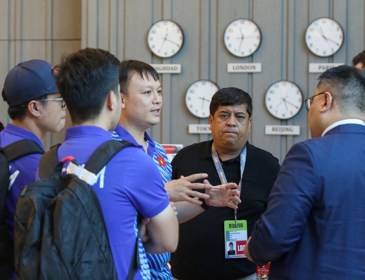 Lãnh đội
Đoàn Anh Tuấn được VFF cử sang Iraq trước 1 ngày tiền trạm, lo các
thủ tục cần thiết. Được biết, thủ tục làm visa cho đội tuyển mất
khá nhiều thời gian