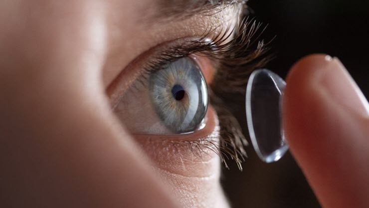 Nước mắt có thể sạc cho pin kính áp tròng thông minh.