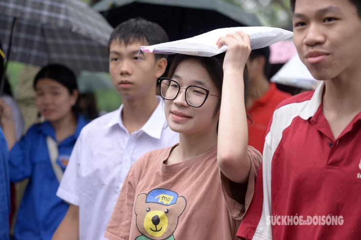 Kết thúc kỳ thi lớp 10: Thí sinh, phụ huynh như &#39;trút được gánh nặng&#39; - 4