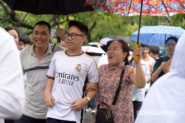 Sau khi hoàn thành cả 3 môn thi của kỳ thi vào lớp 10 THPT công lập, thí sinh vui sướng còn phụ huynh như "trút được gánh nặng lớn".