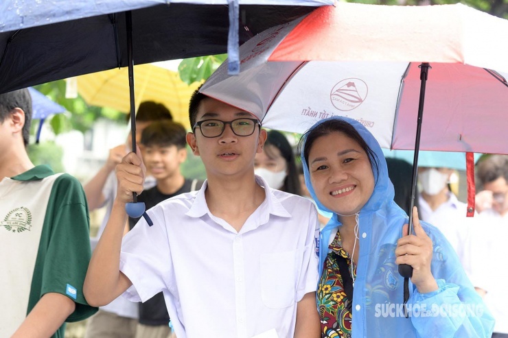 Kết thúc kỳ thi lớp 10: Thí sinh, phụ huynh như &#39;trút được gánh nặng&#39; - 6