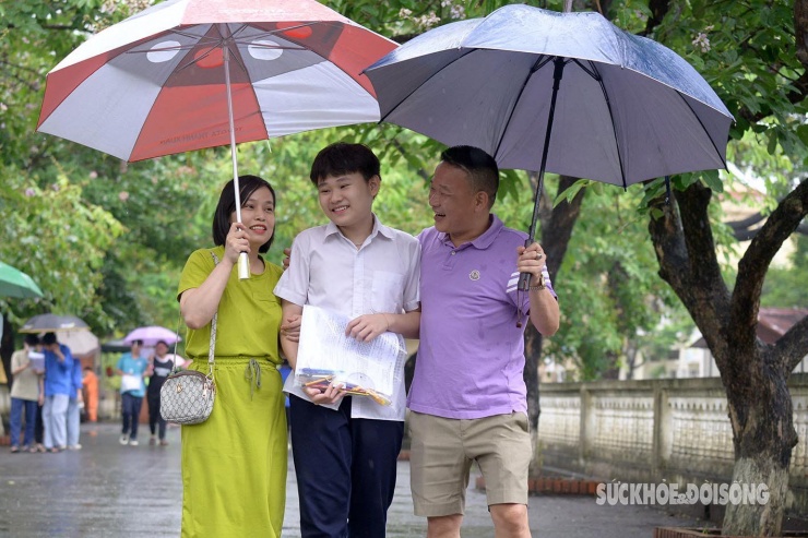 Kết thúc kỳ thi lớp 10: Thí sinh, phụ huynh như &#39;trút được gánh nặng&#39; - 7