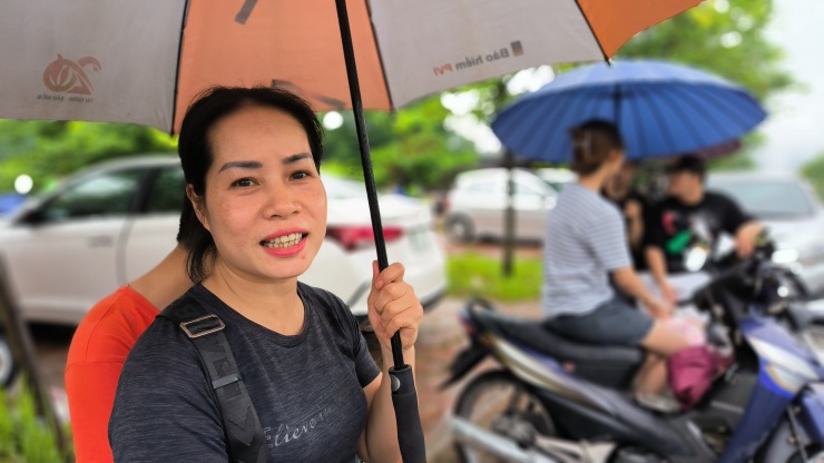 Có mặt tại điểm thi Trường THPT Nguyễn Văn Cừ (Gia Lâm), chị Nguyễn Hương (ở Bát Tàng) cho biết: "Mặc dù tỷ lệ chọi vào lớp 10 công lập năm nay rất cao nhưng khi con đã hoàn thành cả ba môn tôi cảm thấy nhẹ nhõm hẳn người".