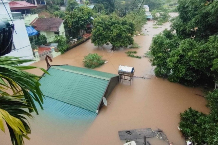 Huyện Tiên Yên mưa lớn nhất. Khu phố Hòa Bình bị ngập  sâu hơn một mét, trong đó một nhà ngập 3 m tới nóc  (ảnh). Ngoài ra, khoảng 300 ha lúa bị hư  hại, 2 hộ gia đình bị đất tràn vào nhà.
