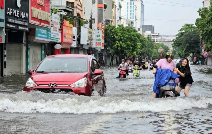 Mưa lớn kết hợp với thủy triều lên từ 10h khiến toàn TP Hải Phòng bị ngập. Xe cộ bì bõm trên đường Trần Nguyên Hãn, quận Lê Chân.
