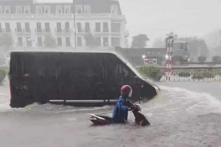 Quốc lộ 18, đoạn qua TP Uông Bí ngập khoảng 40 cm. Ôtô di chuyển tạo sóng lớn, người đi xe máy phải dắt bộ.