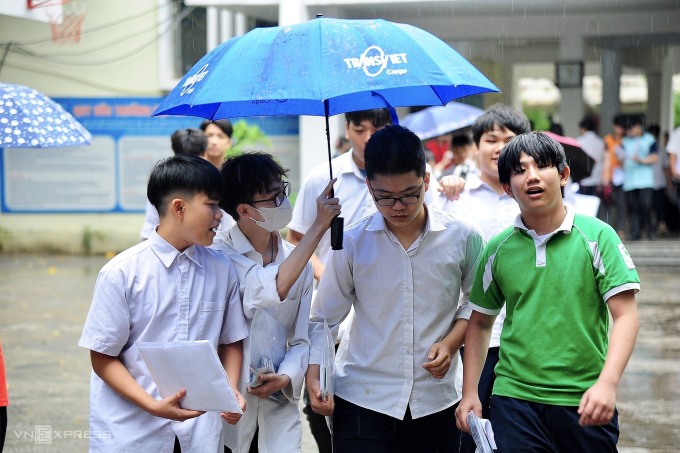 Thí sinh sau bài thi môn Toán, sáng 9/6. Ảnh: Duy Anh