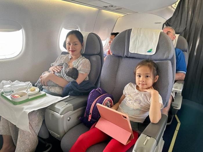 Lan Phương đưa con gái 17 ngày tuổi đi máy bay, cùng con gái đầu Lina.&nbsp;