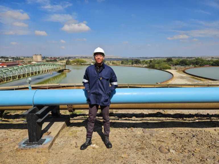 Steve Chingwaru đứng trước nhà máy khai thác vàng DRDGOLD ở Weltevredenpark (Nguồn: Aljazeera)