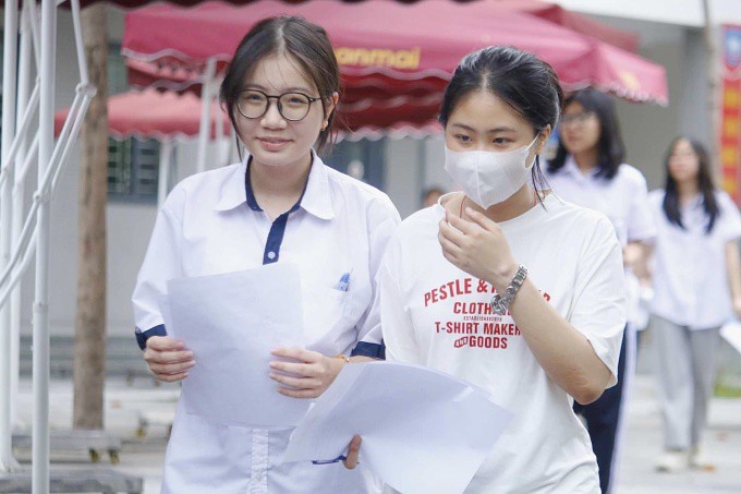 Thí sinh hoàn thành bài thi Ngữ văn, sáng 8/6. Ảnh: Thanh Hằng