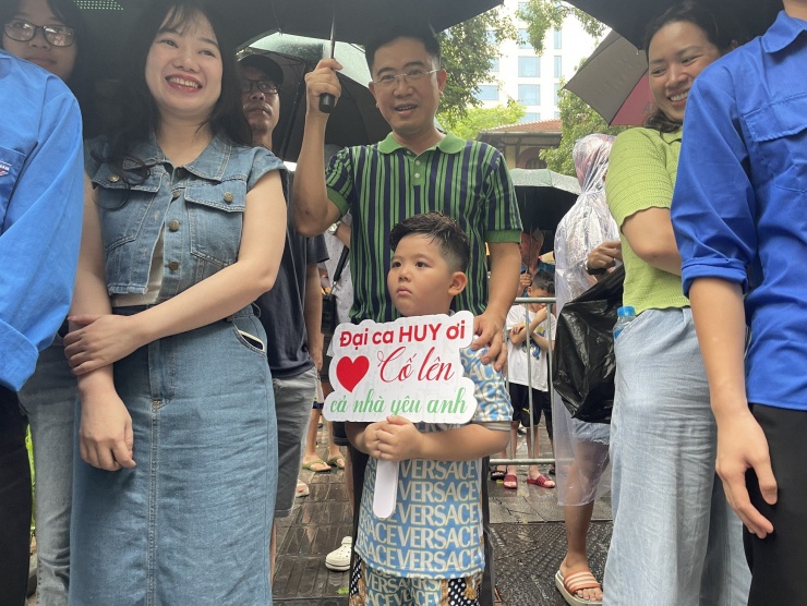 Bé con là cổ vũ anh "Đại ca Huy ơi, cố lên, cả nhà yêu anh" thật chất lượng. Ảnh: Như Ý