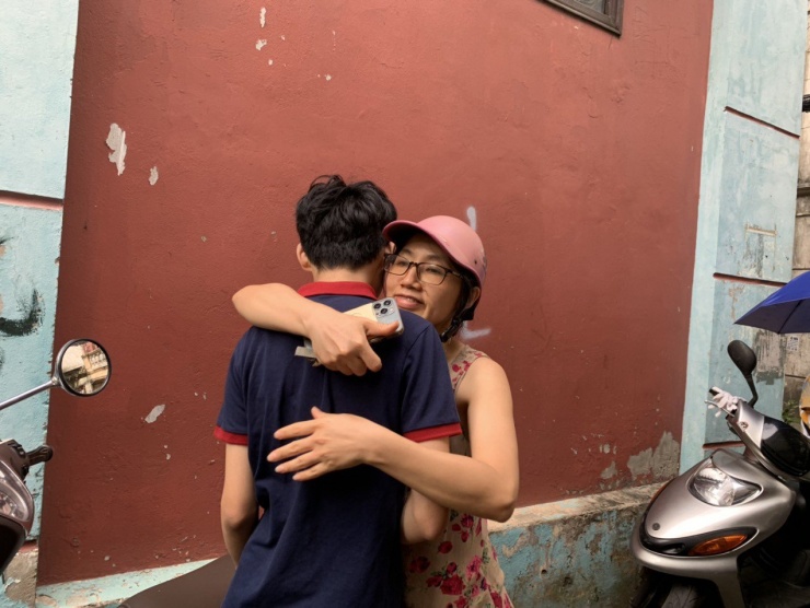 Là cái ôm thật chặt và bảo: "Cứ bình tĩnh con nhé". Ảnh: Đỗ Hợp