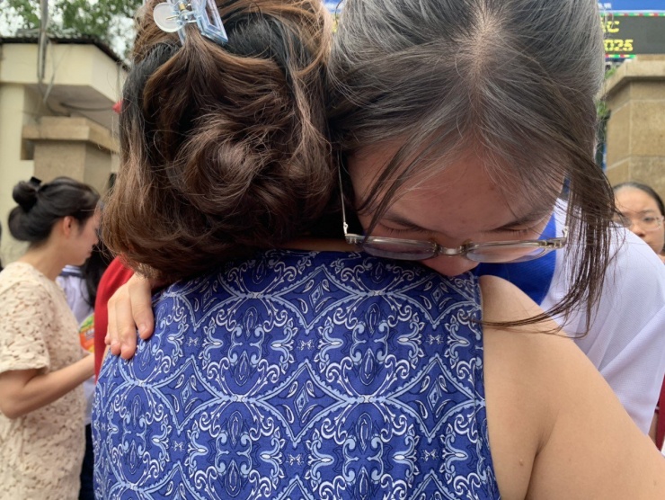 Dù là nụ cười vì đã làm tốt bài thi hay giọt nước mắt vì tiếc nuối chưa như mong muốn, vẫn mong các em luôn cố gắng trong hành trình đi tìm tri thức.