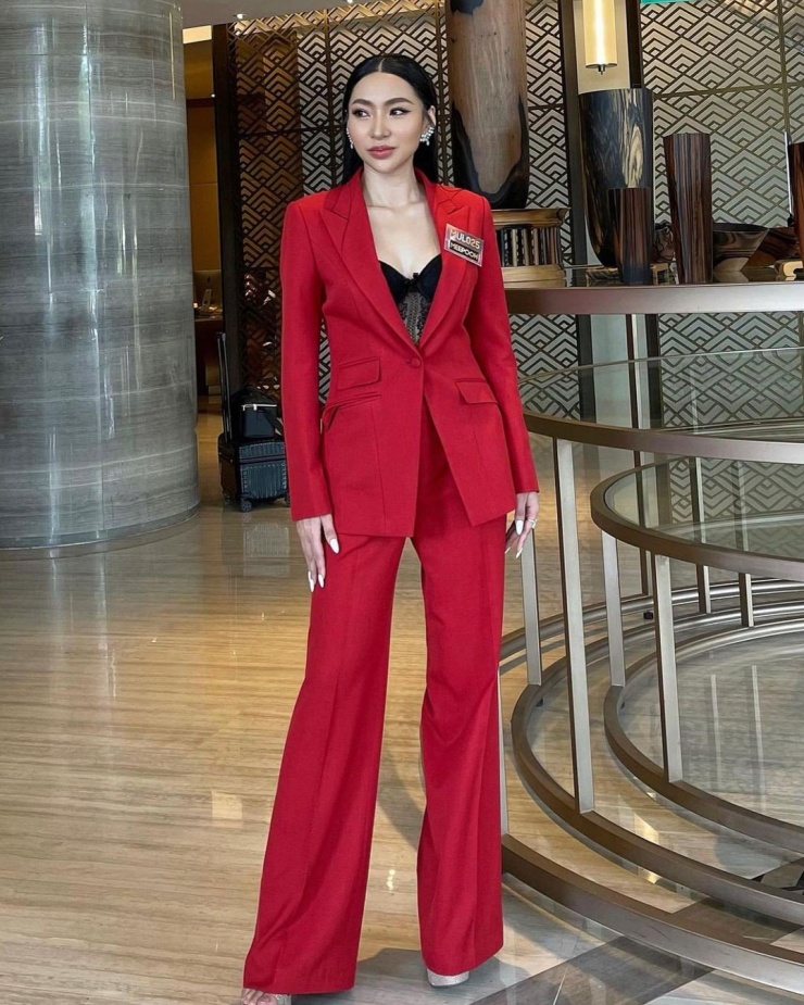 Meepooh Phirunya Thipphomvo sinh năm 1996, đến từ tỉnh Houaphanh. Chỉ cao 1,65 m nhưng tân Hoa hậu Hoàn vũ Lào được đánh giá có hình thể cân đối và gương mặt yêu kiều, sáng sân khấu.