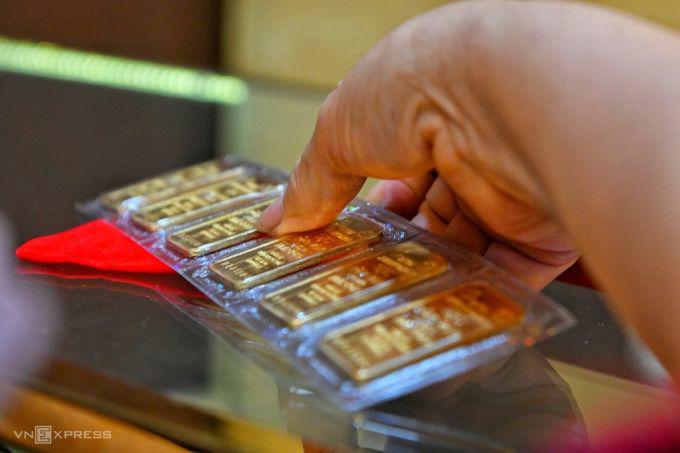 Người dân mua vàng tại chi nhánh một ngân hàng quốc doanh ở Hà Nội, ngày 3/6. Ảnh: Giang Huy