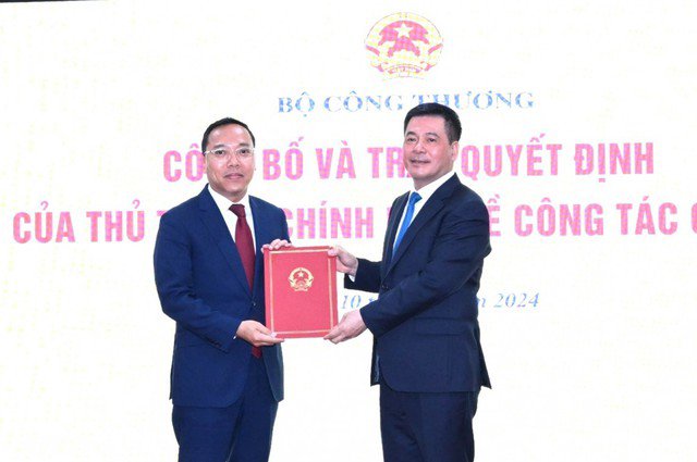 Bộ trưởng Bộ Công Thương Nguyễn Hồng Diên (phải) trao quyết định điều động, bổ nhiệm cho ông Nguyễn Hoàng Long