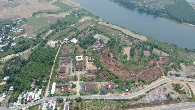 Khu đất gần 38 ha từng được thành phố Đà Nẵng làm trung tâm giáo dục dạy nghề 05-06, bỏ hoang 10 năm, đến nay chưa được cấp sổ đỏ. Ảnh: Nguyễn Đông