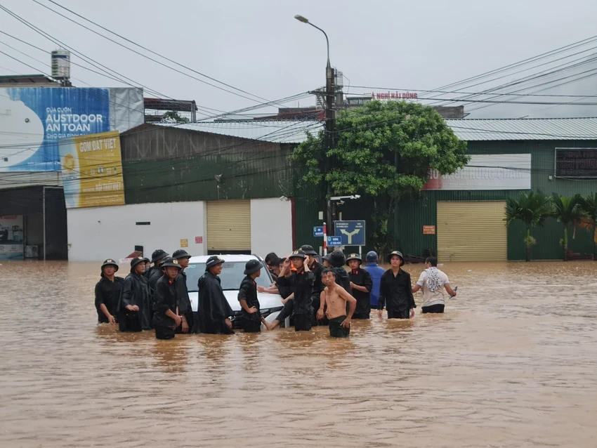 Lực lượng công an cùng người dân di dời tài sản tại Hà Giang. Ảnh CTV