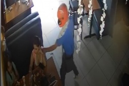 Phi thường - kỳ quặc - Clip: Người phụ nữ bị cướp dây chuyền táo tợn ngay giữa ban ngày