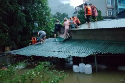 Tin tức trong ngày - Cảnh sát phá dỡ mái nhà giải cứu người dân trong mưa lũ ở Hà Giang