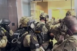 Thế giới - Video: Xạ thủ Mỹ kê súng lên vai đồng đội, bắn xuyên màn hình máy tính trúng đầu kẻ cướp ngân hàng