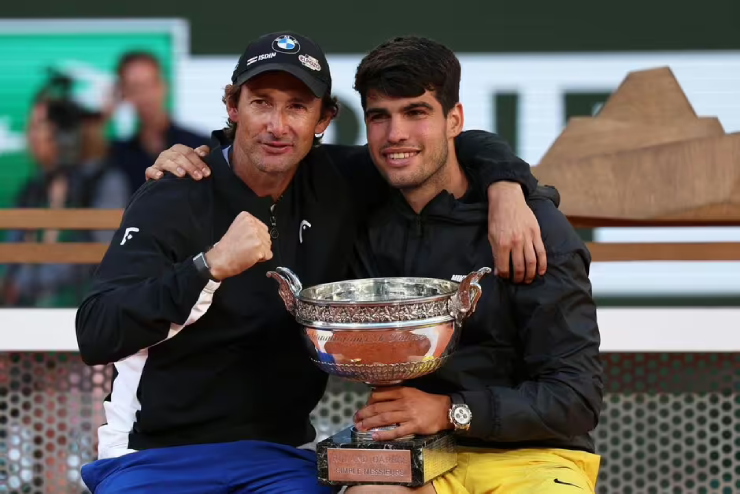 Alcaraz ăn mừng cúp Roland Garros cùng người thầy Ferrero