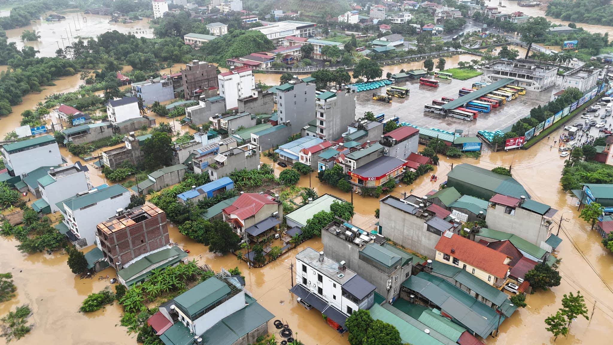 Ngày 10/6, mưa lớn kéo dài khiến nhiều điểm trũng tại tại Hà Giang không kịp thoát nước, gây ngập úng, ảnh hưởng nghiêm trọng đến cuộc sống người dân, nhất là TP Hà Giang.