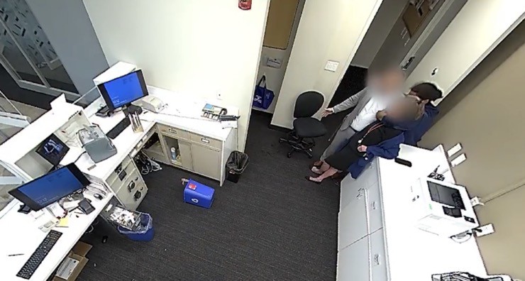 Nghi phạm cầm dao khống chế hai con tin trước khi bị bắn hạ. 