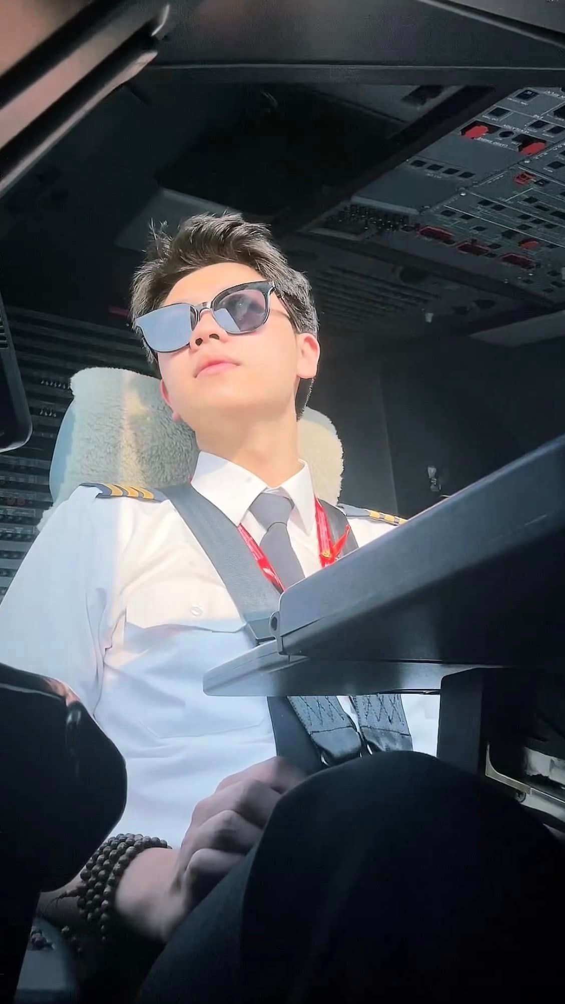 Phi công Bùi Thanh Hà trong một chuyến bay