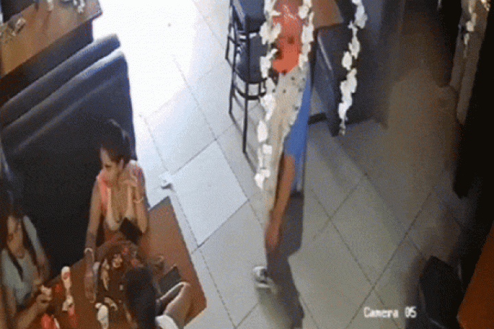 An ninh - Xã hội - Clip: Người phụ nữ bị cướp dây chuyền táo tợn ngay giữa ban ngày